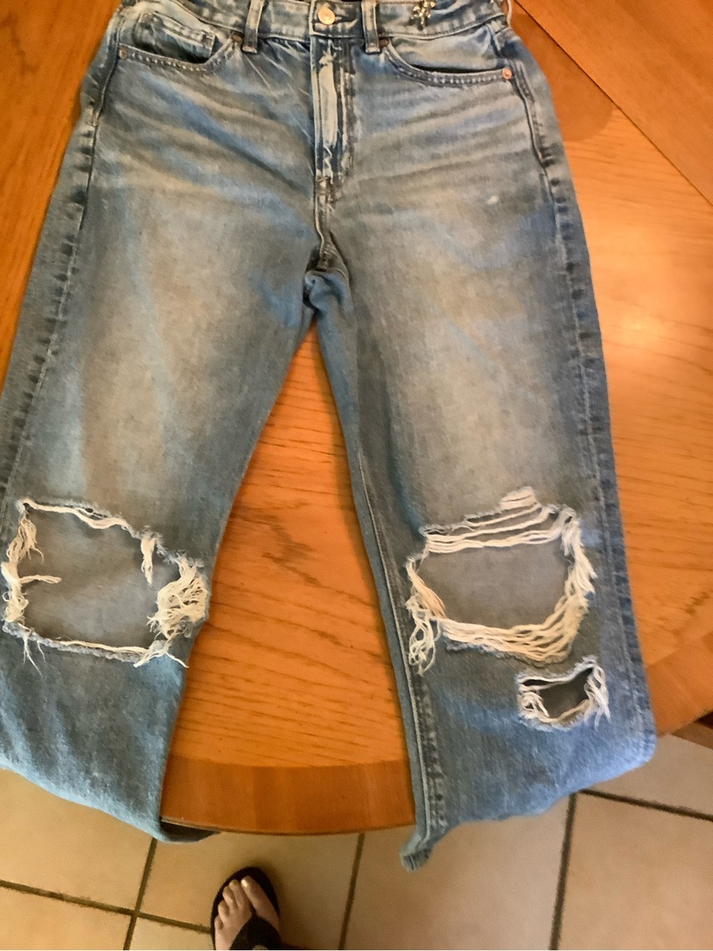 American Eagle Mom Ripped Jeans w/2 silver teddy bear pins. 28” inseam